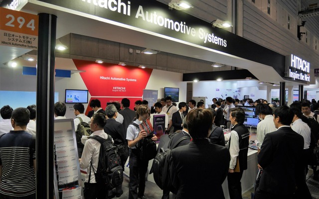 人とくるまのテクノロジー展は多くの人で大賑わいだ。日立オートモティブシステムズは中でも特に混雑している。
