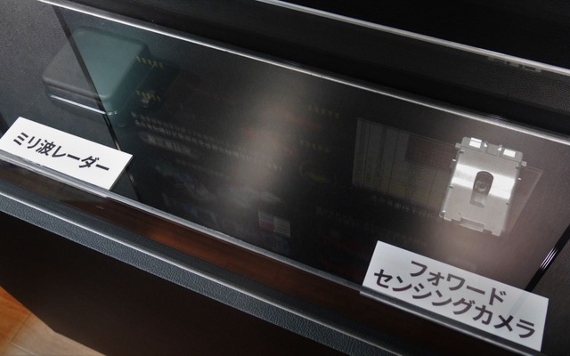 右側が単眼カメラ。実車ではルームミラーの付け根あたりに装着されている。そのほか、ミリ波レーダー、準ミリ波レーダー、超音波センサーによって高いスコアを実現した。