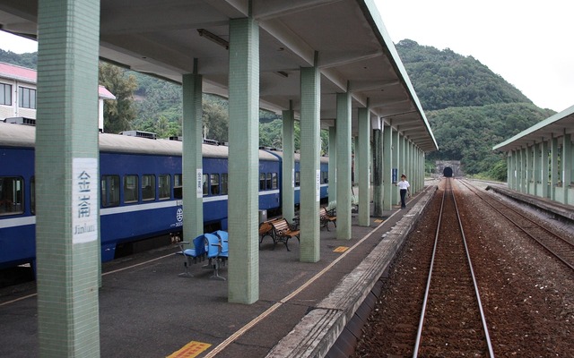 南迴線の金崙駅（2008年10月）。非電化のため架線がない。