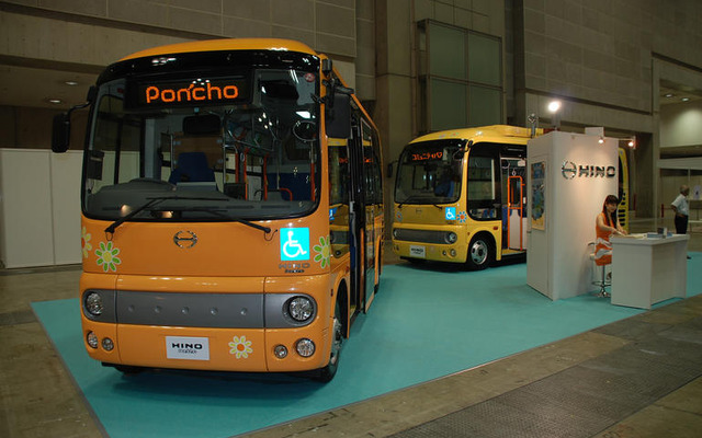 日野自動車、自治体総合フェアで ポンチョ をPR