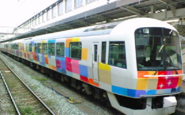 7・8月に小学生向け車掌体験が開かれる『きらきらうえつ』。車内では車掌から「1日車掌任命証」が配布される。