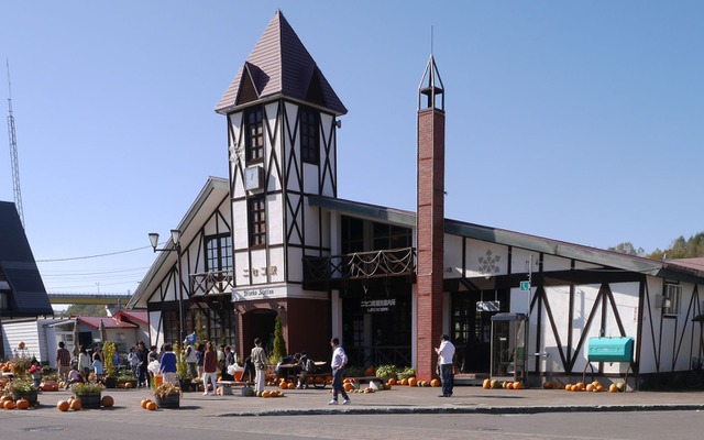 瀟洒な欧風駅舎が印象的な函館本線ニセコ駅。