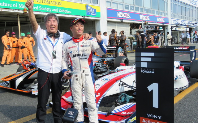 SF第2戦岡山のレース2を制した関口雄飛（左は星野一義監督）。
