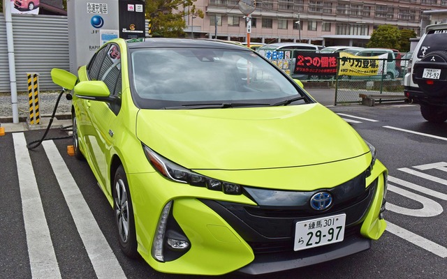 トヨタ プリウスPHV 新型で650kmを走行し、エネルギー効率を検証。写真は神奈川・相模原の三菱自動車ディーラーにて最後の急速充電をおこなっているところ。
