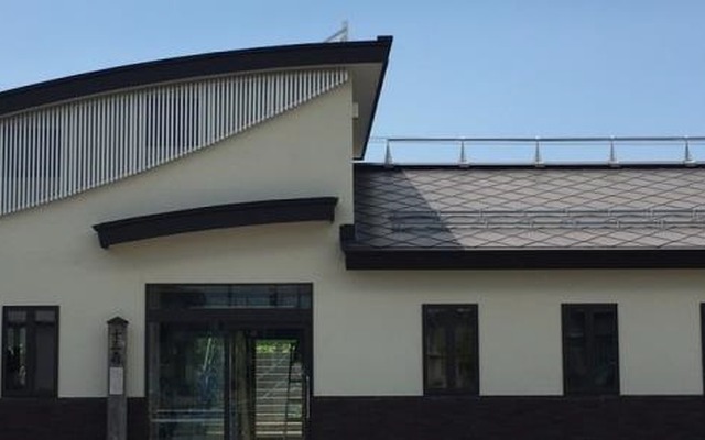 油川駅に完成した新しい駅舎。イワシ缶詰工場をイメージしてデザインされた。