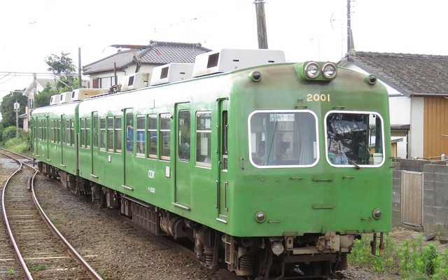 2両編成の銚子電鉄2000形。1両をネーミングライツにより「超レトロ電車」に改装する。