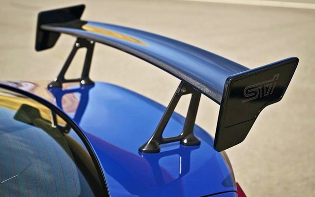 新たなSTIモデルの大型リアスポイラー。スバルBRZの可能性が大