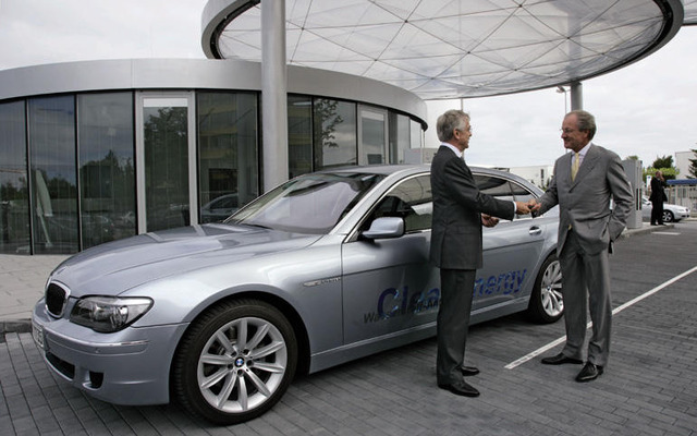 BMW、ハイドロジェン7 をリンデAG会長に貸与