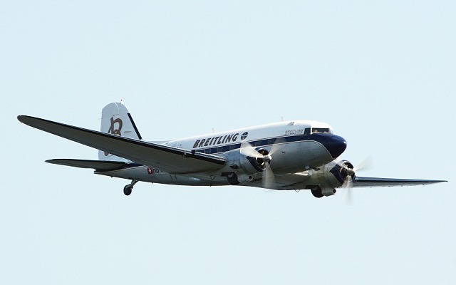 機齢なんと77歳、1940年に製造されたダグラス「DC-3」がエアレースのフライト・アクティビティに登場。優雅な姿を披露した。