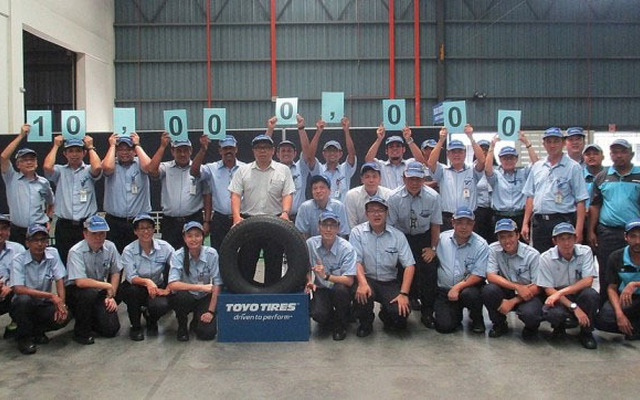 生産累計1000万本目のタイヤとToyo Tyre Malaysia Sdn Bhdのスタッフ