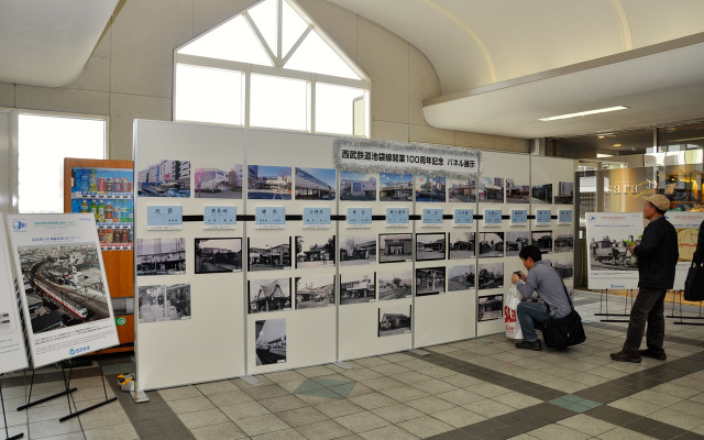 フィンランド独立100周年記念事業として飯能駅のリニューアルが計画された。写真は開業100周年を迎えたときの飯能駅（2015年4月）。