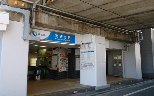 南新宿駅の入口。2016年度の1日平均乗降人員は小田急線内の全70駅中70位で、最も利用者が少なかった。