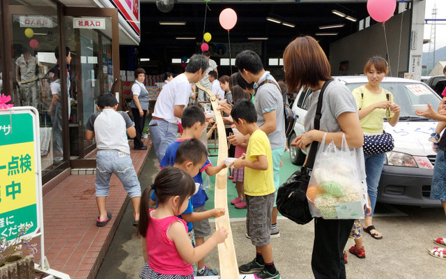 ユサワ自動車の夏祭りでは「流しそうめん」を楽しめる！