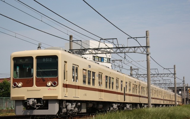 「くぬぎ山のタヌキ」こと8000形の2代目塗装が復活。6月9日から運行を開始した。