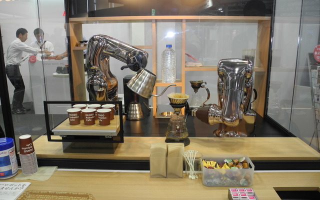 コーヒーを入れるVS-S2ロボット