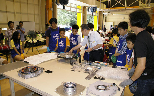 モーターを組み立てる…中学生EV教室