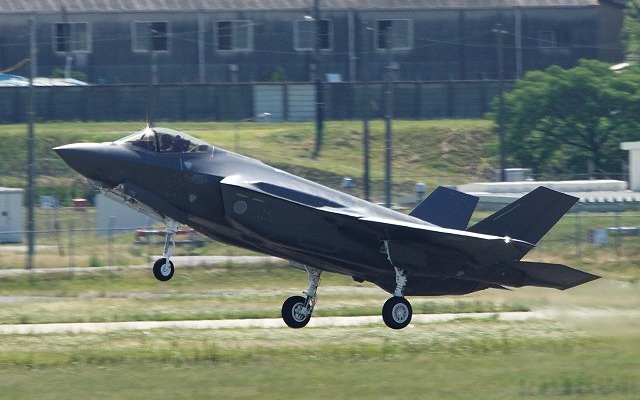 6月13日午前9時30分、県営名古屋空港を離陸していく「F-35A ライトニングII」の国内組み立て初号機。