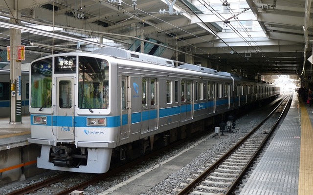 小田急は1日10万人以上が利用している全ての駅にホームドアを設置する。写真は新たにホームドアの設置が計画された新百合ヶ丘駅。