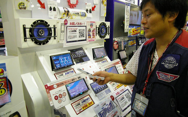 【最新カーナビ徹底ガイド2007夏】富士通テンAVN777HD「女性や若者を取り込みたい」…ショップ店員