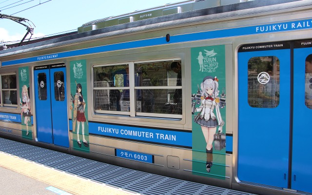 「艦これ」ラッピング列車。側面はキャラクターのイラストで装飾されている。