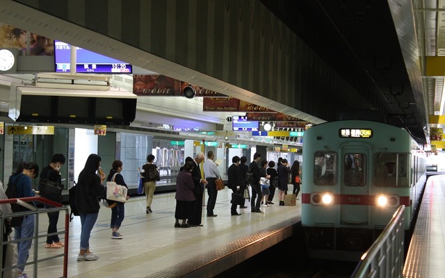 西鉄福岡（天神）駅のホーム。2021年度をめどにホームドアが整備される。