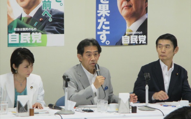 自民党二輪車問題対策PT　左からじゅん子事務局長、逢沢一郎座長、今村雅弘幹事長（21日・永田町）