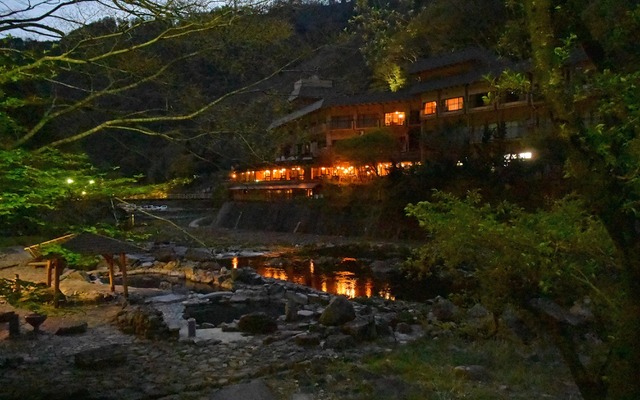 川原の「砂湯」。今や全国でも少なくなりつつある野天風呂だ。