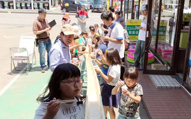 ユサワ自動車の夏祭り、名物企画「そうめん流し」で大盛況！