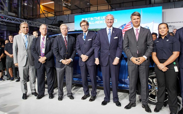 米国サウスカロライナ州スパータンバーグ工場に6億ドルを投資すると発表したBMWグループ首脳ら。右から2人目がハラルド・クルーガーCEO