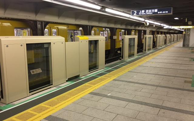 東京メトロ全駅へのホームドア整備完了は2025年度の見通しとなった。写真は浅草駅のホームドア。