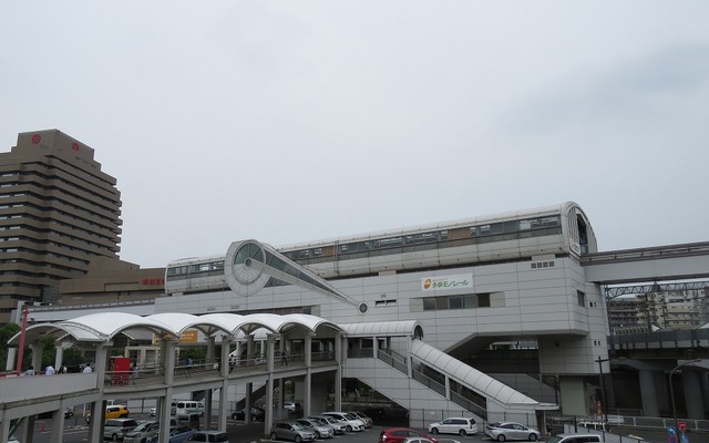 多摩モノレールの駅ナンバリングは2018年2月以降に導入される。写真の多摩センター駅の番号は「TT01」になる。