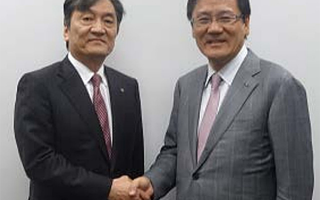 タチエス 中山太郎社長（左）とトヨタ紡織 石井克政社長