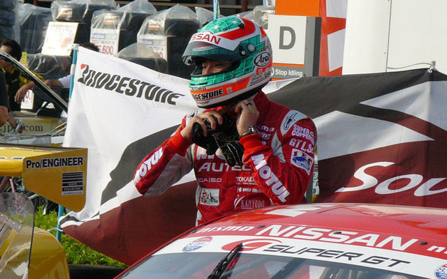 NISMOフェア…お父さん、タイヤ交換で頑張る