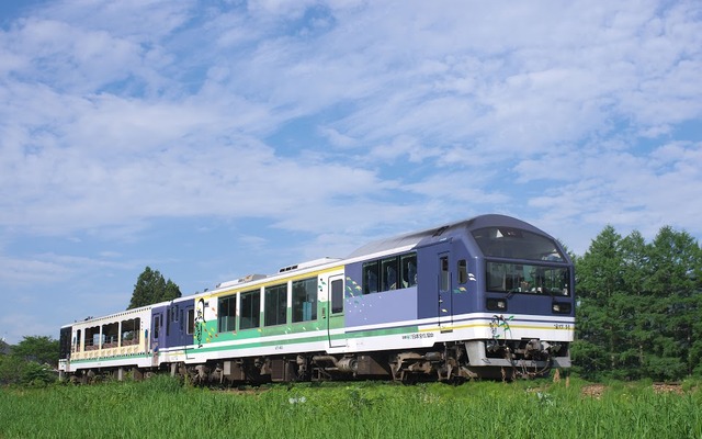 通常は乗車券のほかに乗車整理券も必要な、会津鉄道の「お座トロ展望列車」。展望車とトロッコ車からなる2両編成で運行されている。