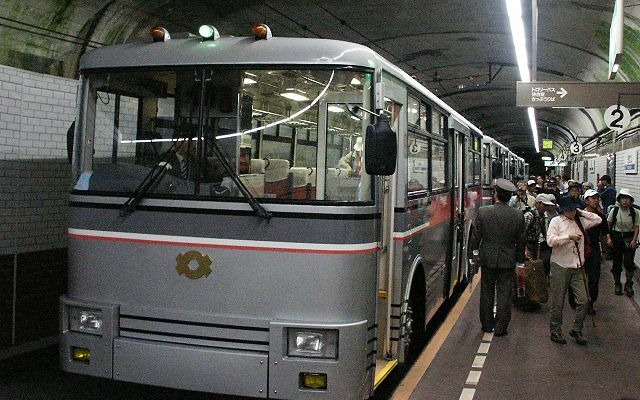 関電トンネル内の黒部ダム駅に到着したトロリーバス。開業からの累計乗車人員が6000万人に到達した。