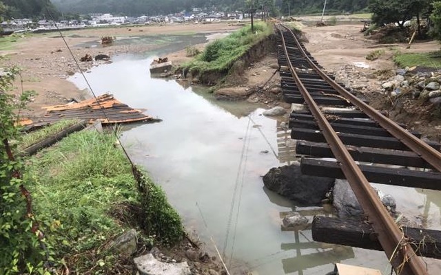 日田彦山線の宝珠山～大鶴間。盛土が流失した。