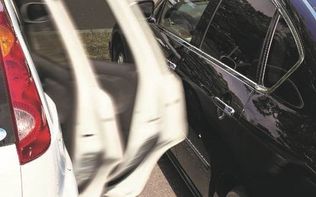 強風にあおられ隣の車にダメージが