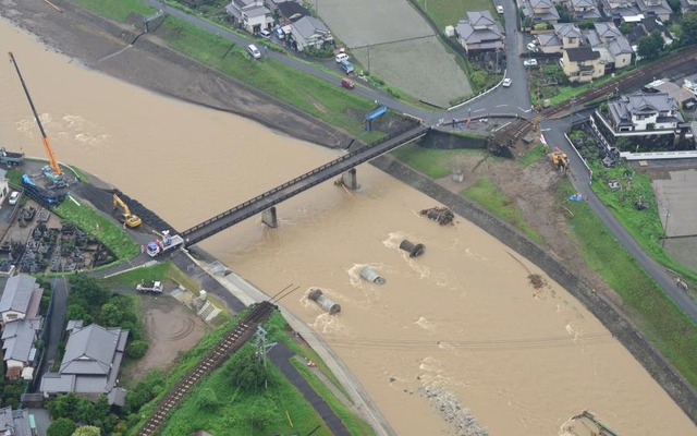 久大本線の運転区間は久留米～光岡間と日田～大分間に拡大したが、残る光岡～日田間は花月川橋りょうが流失（写真）したため、再開には相当な時間がかかる見込み。