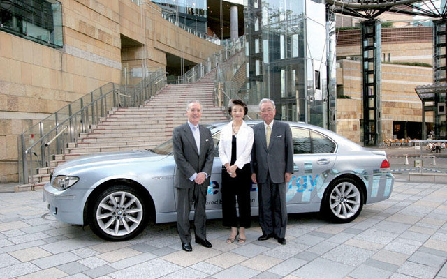 森ビル社長夫妻がBMW ハイドロジェン7 に試乗