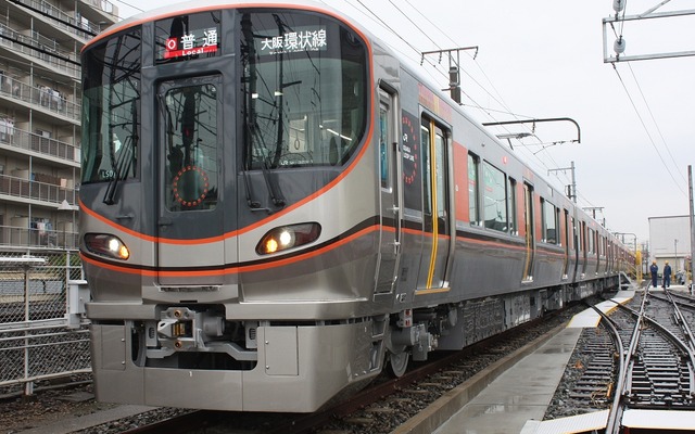 2016年12月から大阪環状線に投入された323系。今年10月には初の車内イベント「ぐるKANブラス」が開催され、吹奏楽が演奏される。