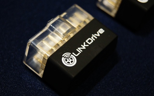 クルマの所有者向けに販売する「LINKDrive（リンクドライブ）」の端末。