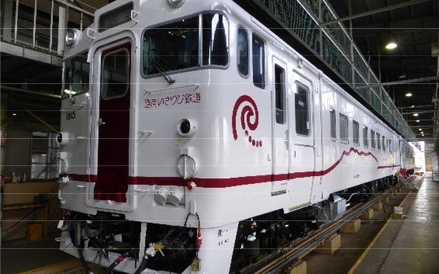 白ベースに濃赤のキャラクターデザインが入ったキハ40 1815。7月27日にJR北海道苗穂工場から搬入されている。