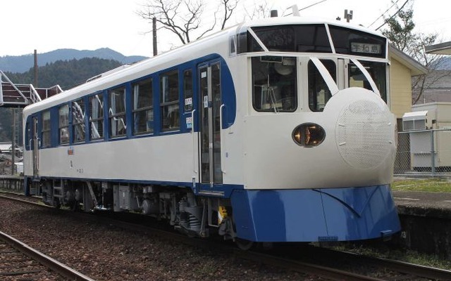 キハ32形「鉄道ホビートレイン」。今年3月からタカラトミーとのコラボレーションで運行されている。
