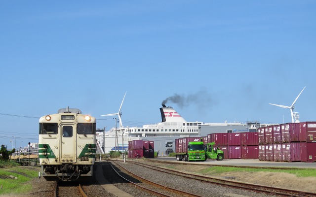 貨物専用の秋田港駅で発車を待つ旅客列車。クルーズ船の客に限定して8月6日まで試験運行される。