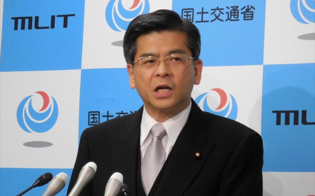 再任会見する石井啓一国土交通相（3日・霞が関）
