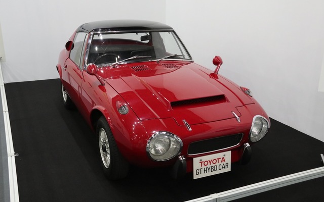 会場に展示中のガスタービンと電気モーターによるハイブリッド車（1977年）