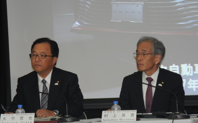 トヨタ自動車の2017年度第1四半期決算会見の様子。左から大竹哲也専務役員、村上晃彦専務役員