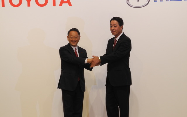 資本提携で握手するトヨタ自動車の豊田章男社長（左）とマツダの小飼雅道社長