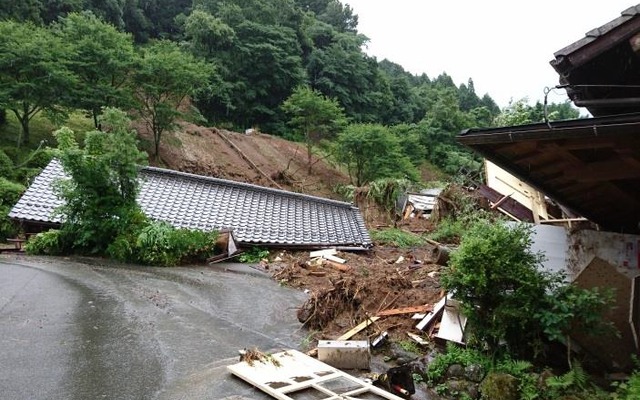 東峰村役場前～大行司～日田間で運転されている日田彦山線の代行バスは8月16日から添田～日田間に拡大される。写真は駅舎が倒壊した日田彦山線の大行司駅。