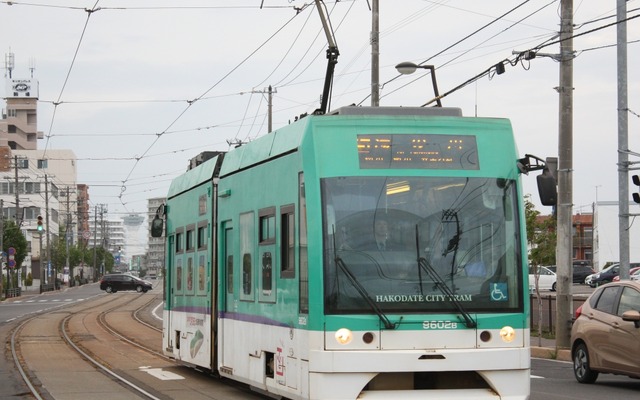 函館市電で運賃無料の『北方領土返還号』が8月25日に運行される。写真は『返還号』で使われる9603号と同型の9602号。